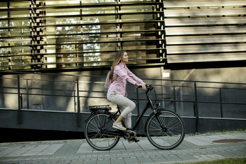 jazda rowerem elektrycznym po chodniku
